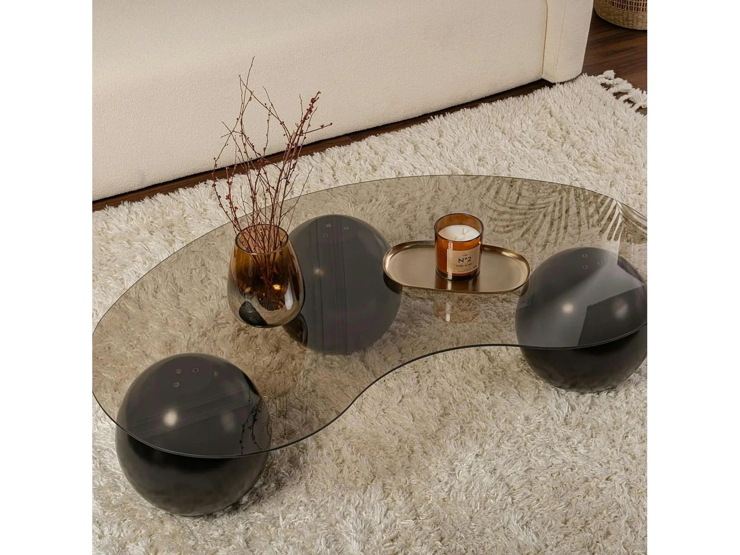 Table basse verre ambré design - 3 pieds boules noirs KOCHI