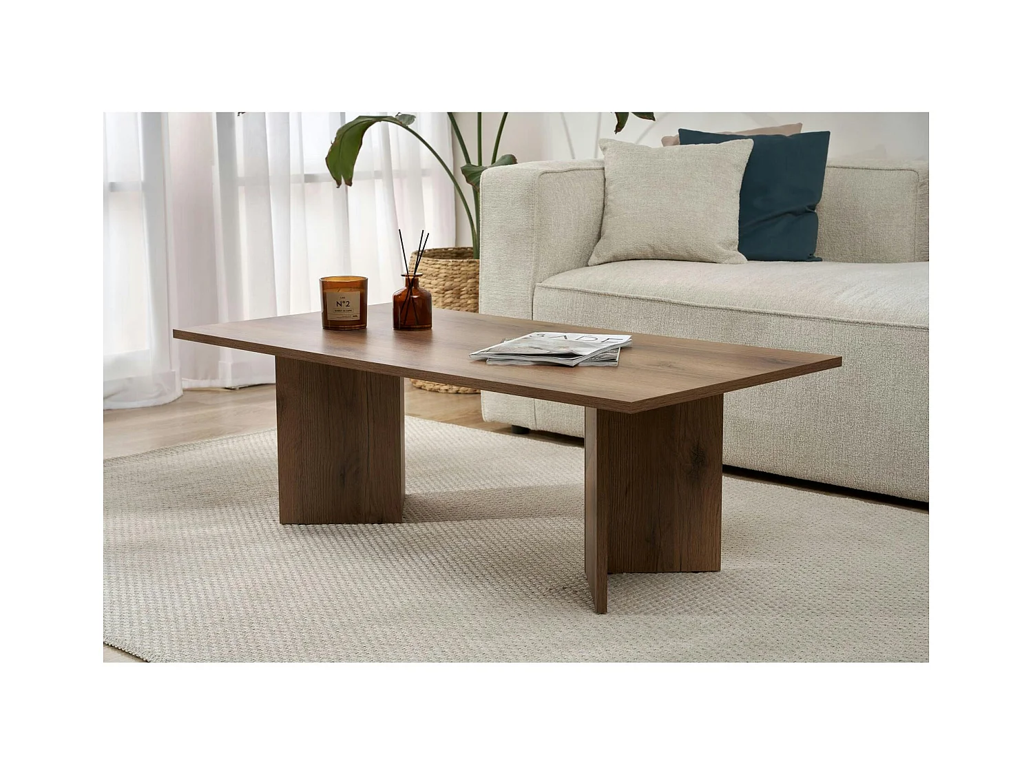 Table basse moderne effet noyer foncé - pieds en V MARFA