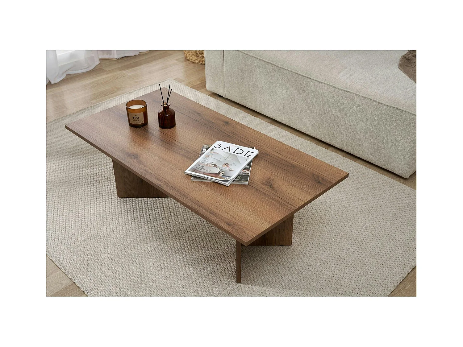 Table basse moderne effet noyer foncé - pieds en V MARFA