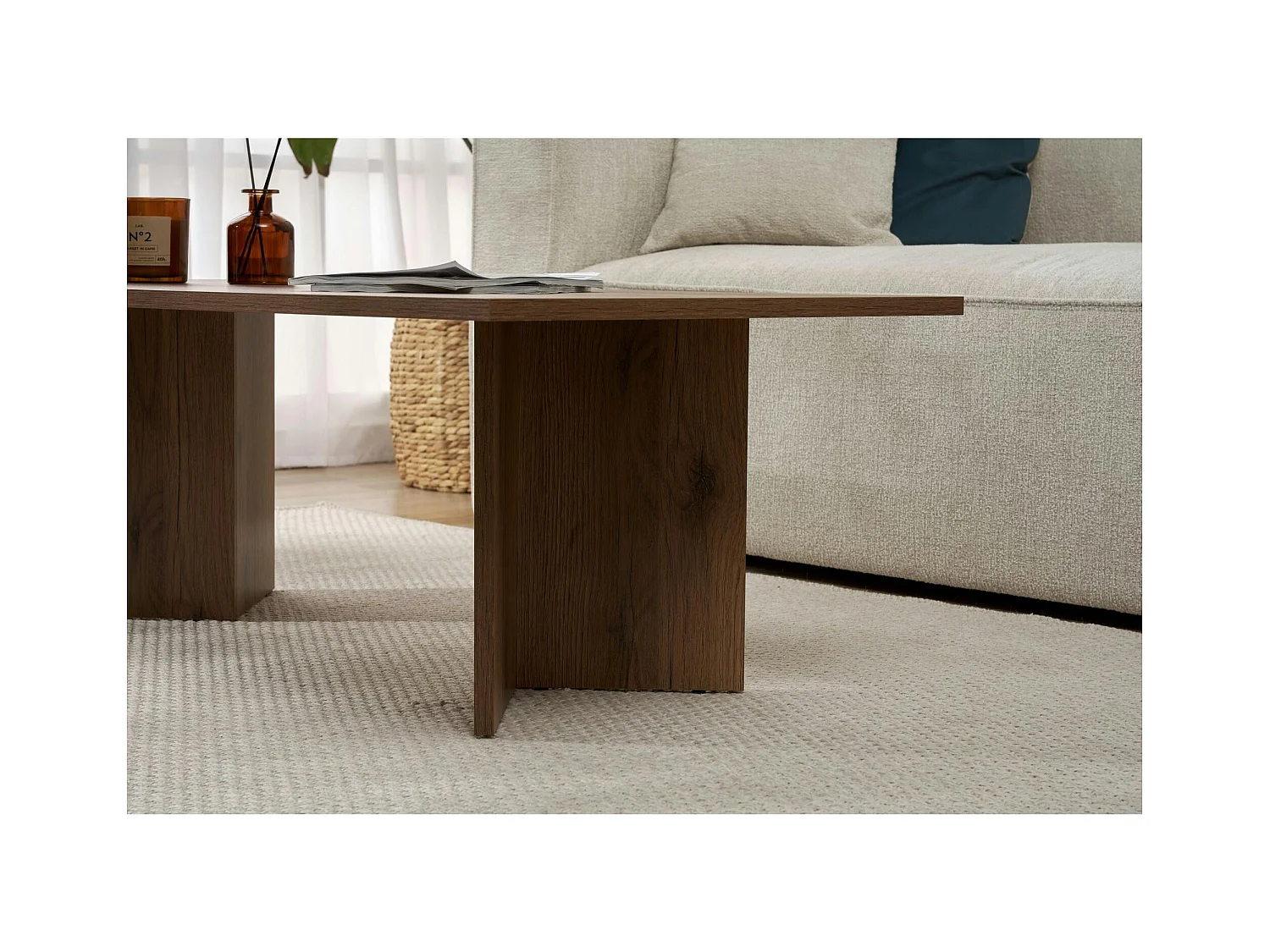 Table basse moderne effet noyer foncé - pieds en V MARFA