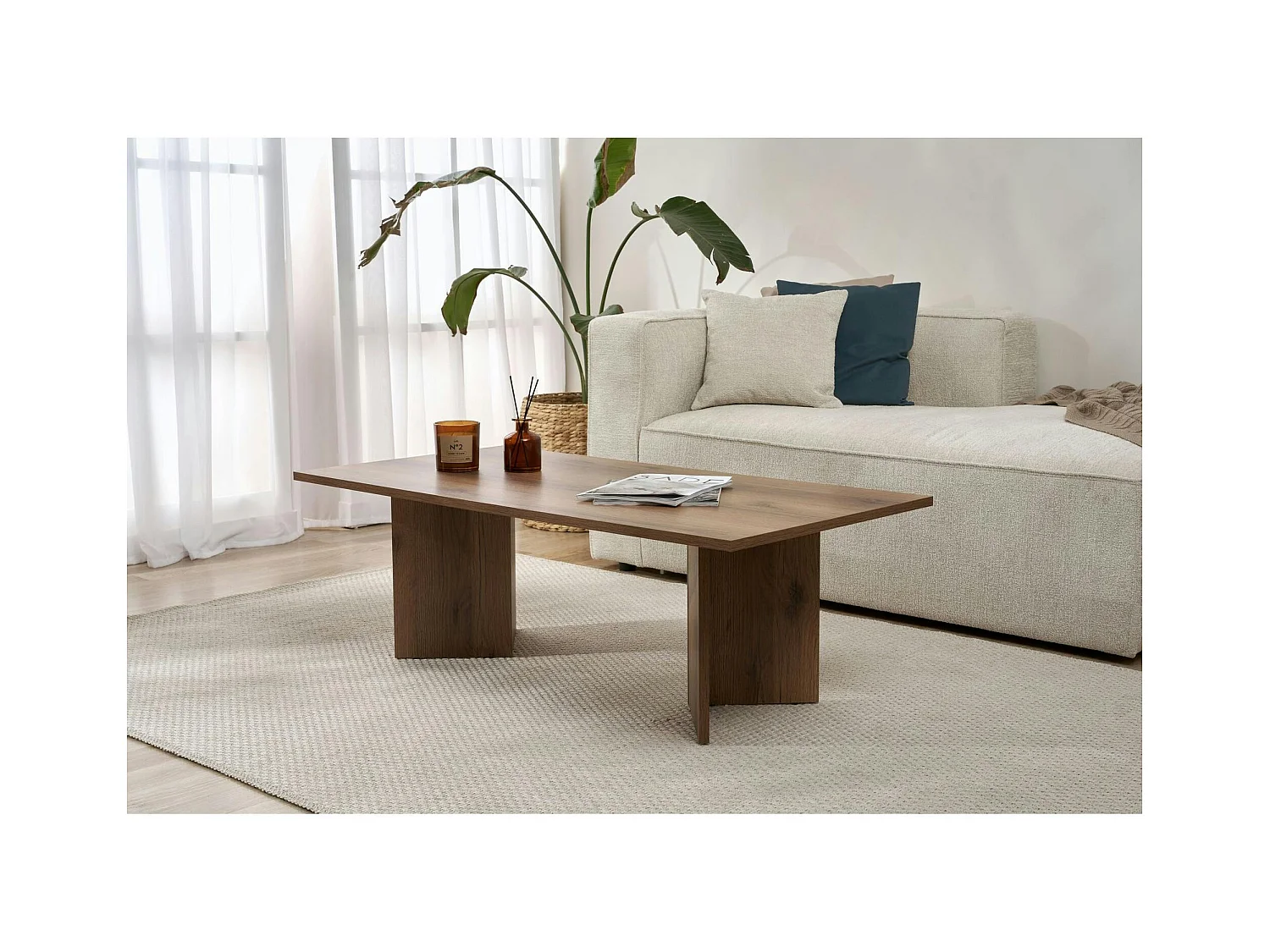 Table basse moderne effet noyer foncé - pieds en V MARFA