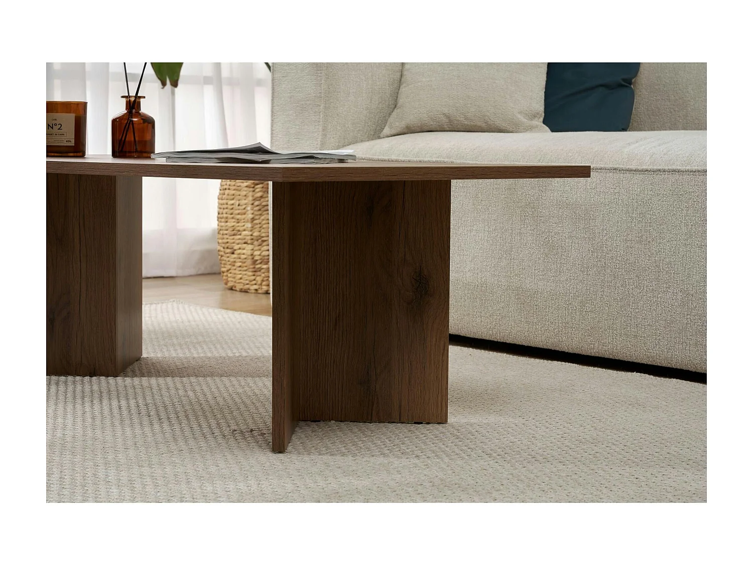 Table basse moderne effet noyer foncé - pieds en V MARFA