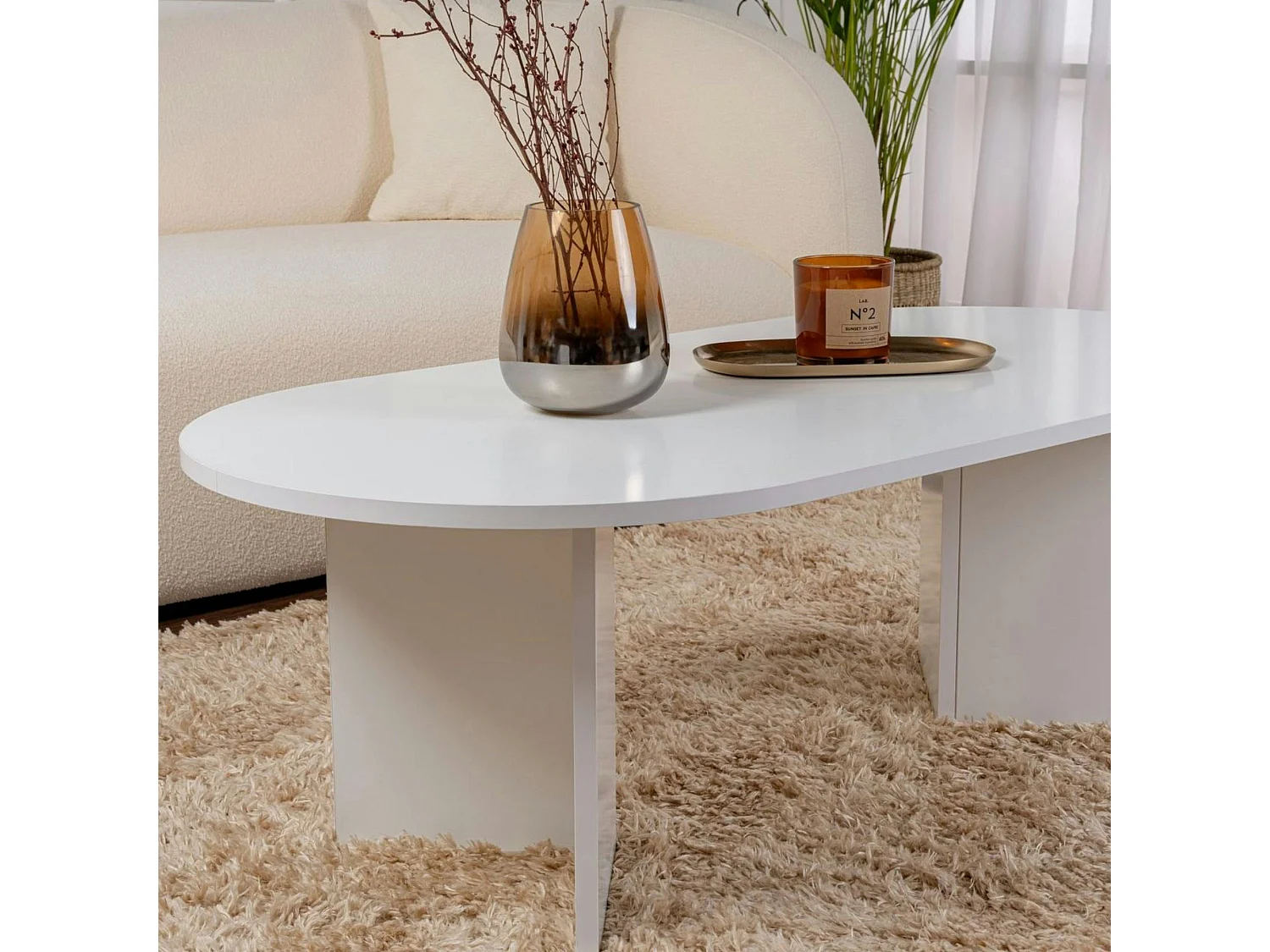 Table basse ovale blanche effet laque - pieds en V MARFA