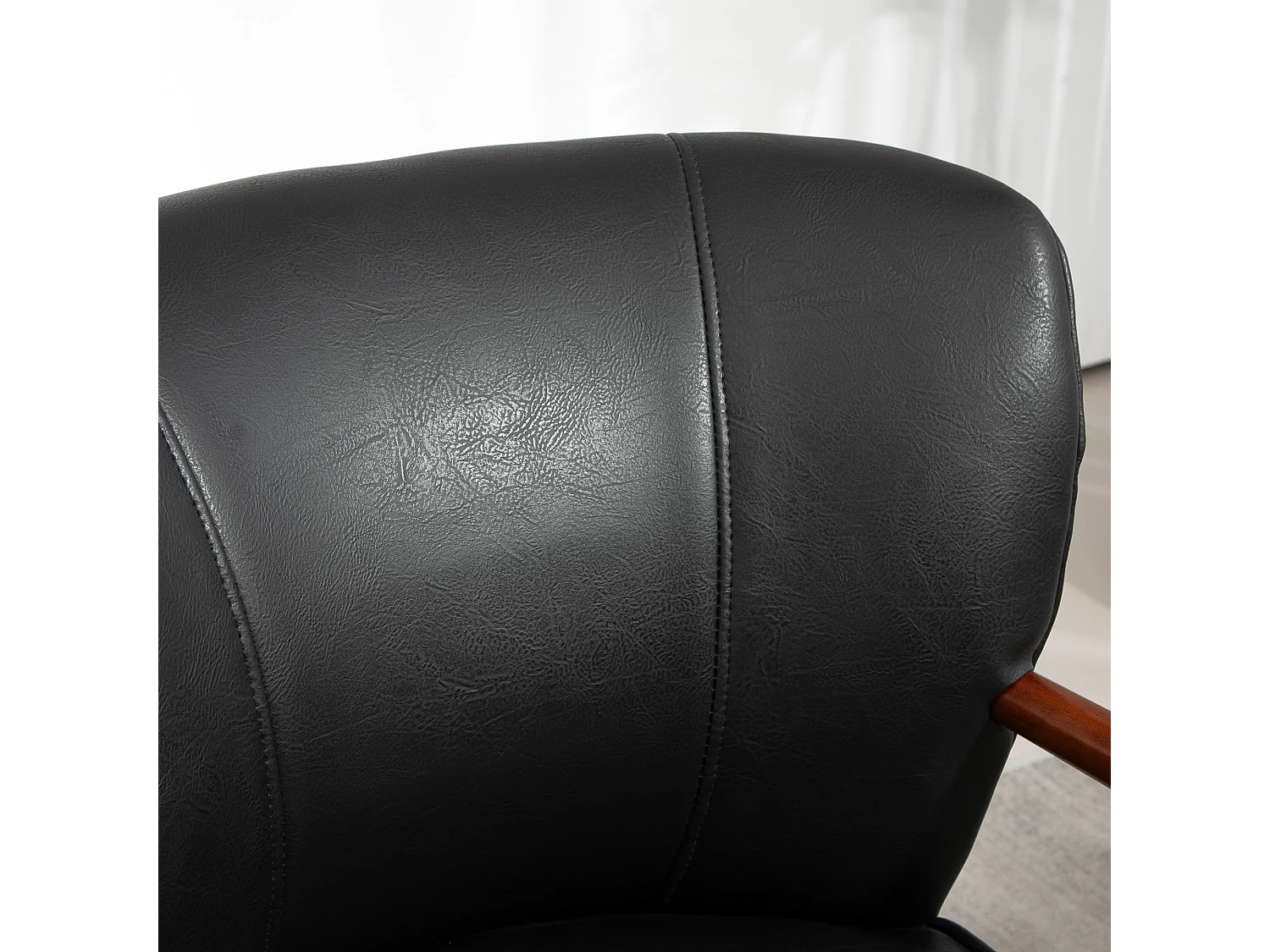 Fauteuil lounge avec accoudoirs, rembourré, pieds en bois, simili cuir noir (67x77x80cm)