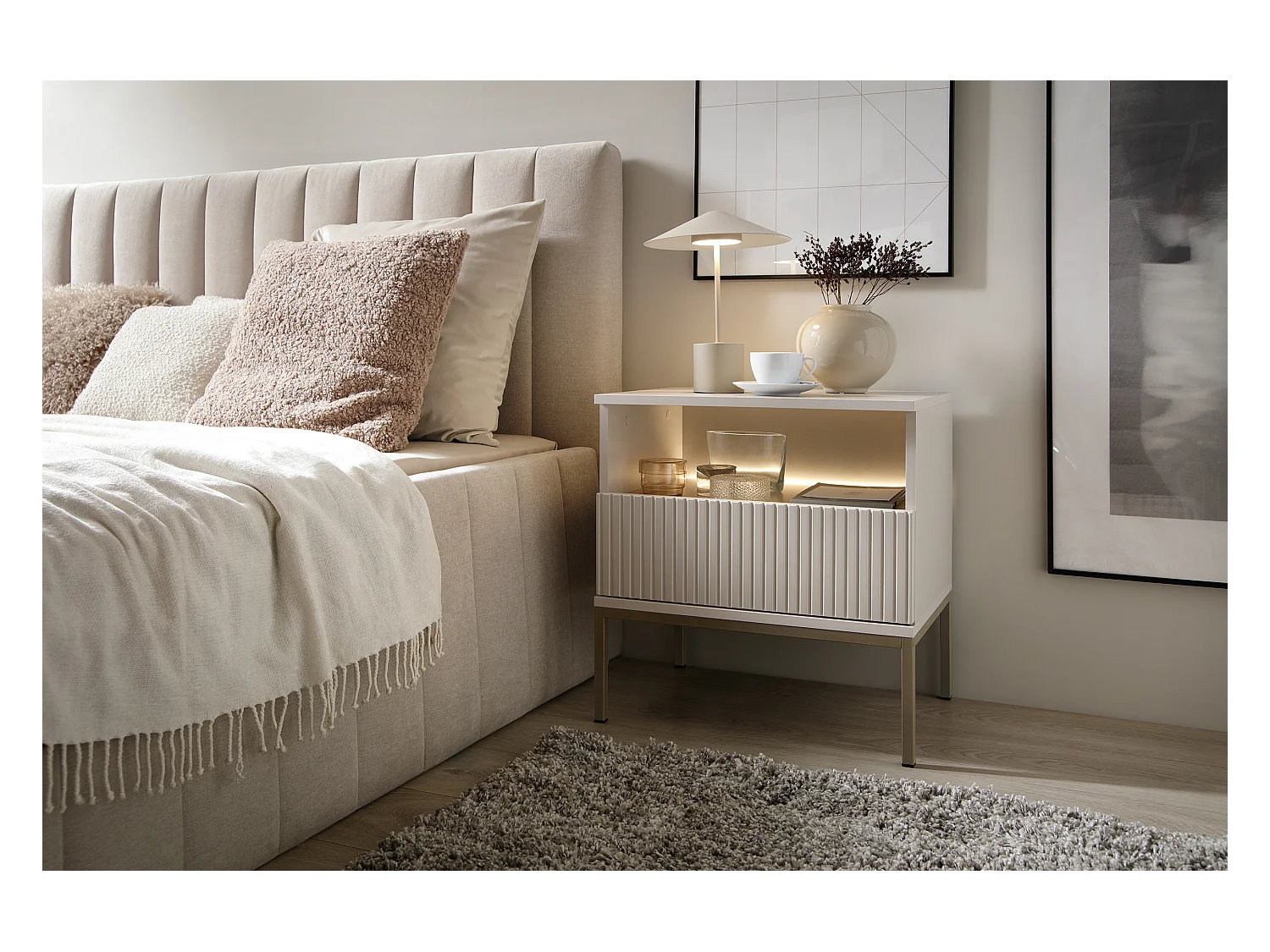 Moderner Nachttisch mit geriffelter Front, 54×56×39 cm, Kaschmir / Gold