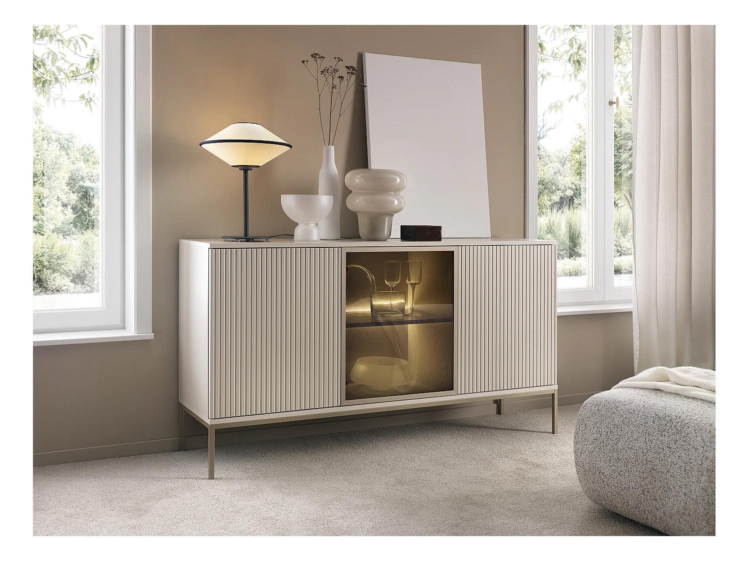 Cassettiera moderna ampia con ante e frontale scanalato 154×83×39 cm, Cashmere / Oro