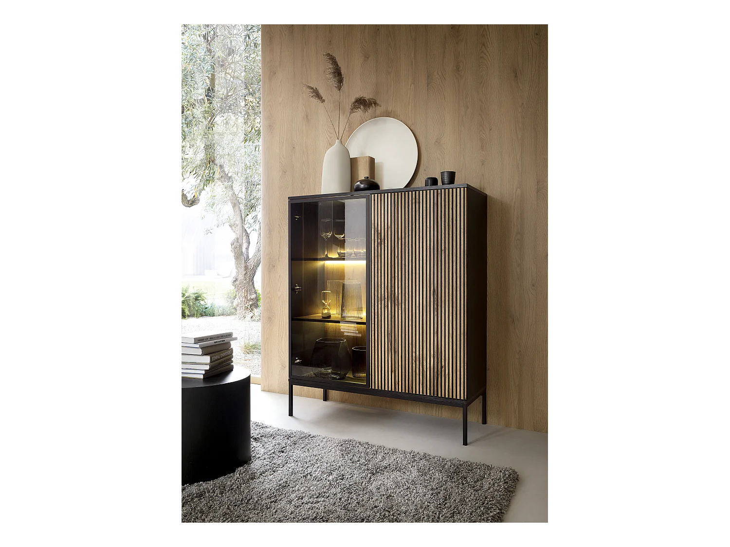 Vitrine basse moderne à façade cannelée, 104 x 126 x 39 cm, Noir / Chêne Wotan