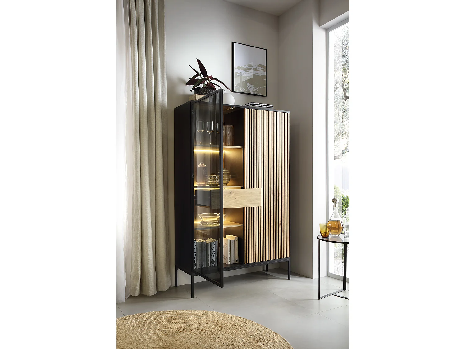 Moderne hoge vitrinekast met gecanneleerde voorkant, 104×166×39 cm, Zwart / Wotan Eiken