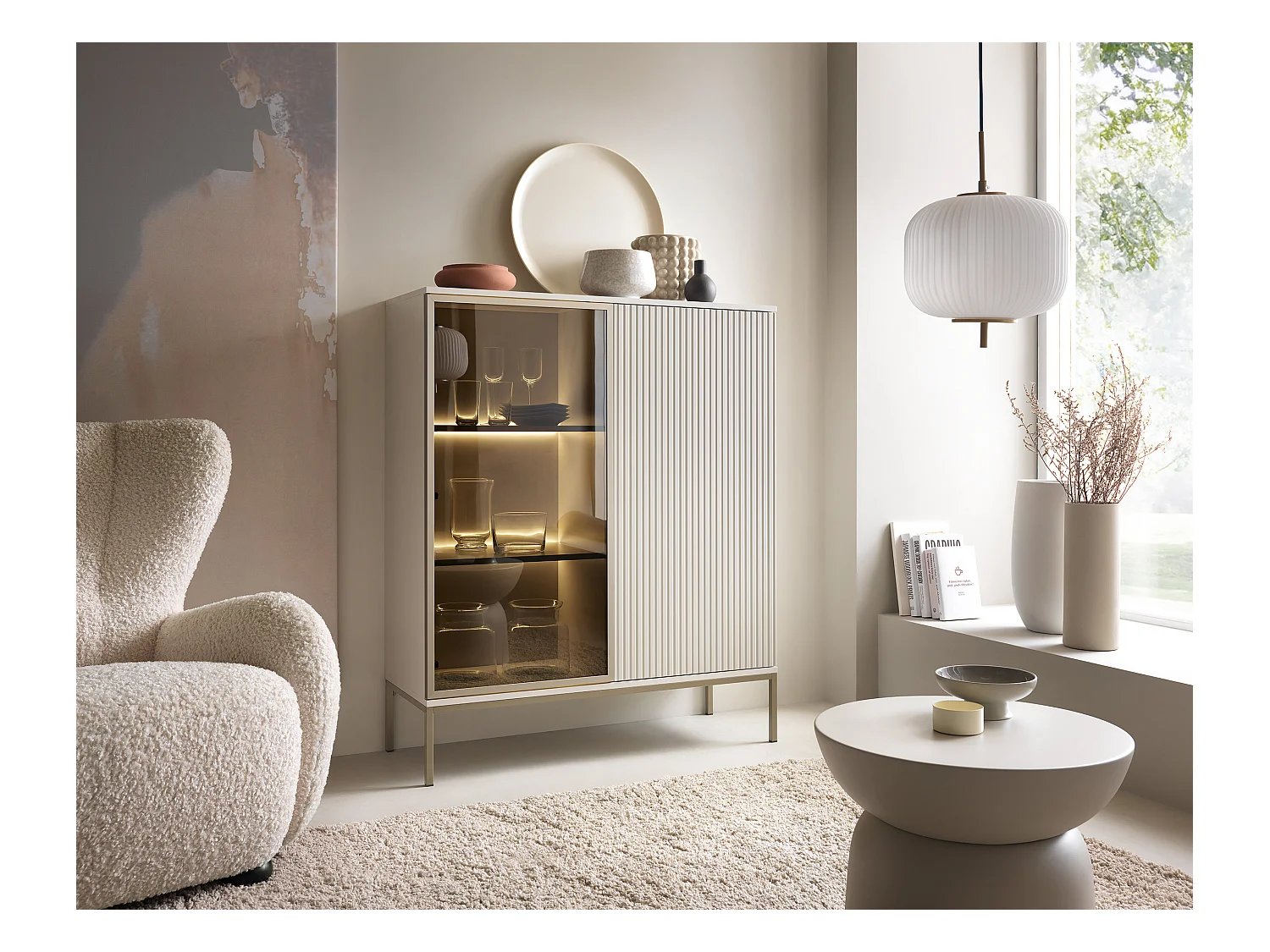 Vitrine basse moderne à façade cannelée, 104 x 126 x 39 cm, Cachemire / Or