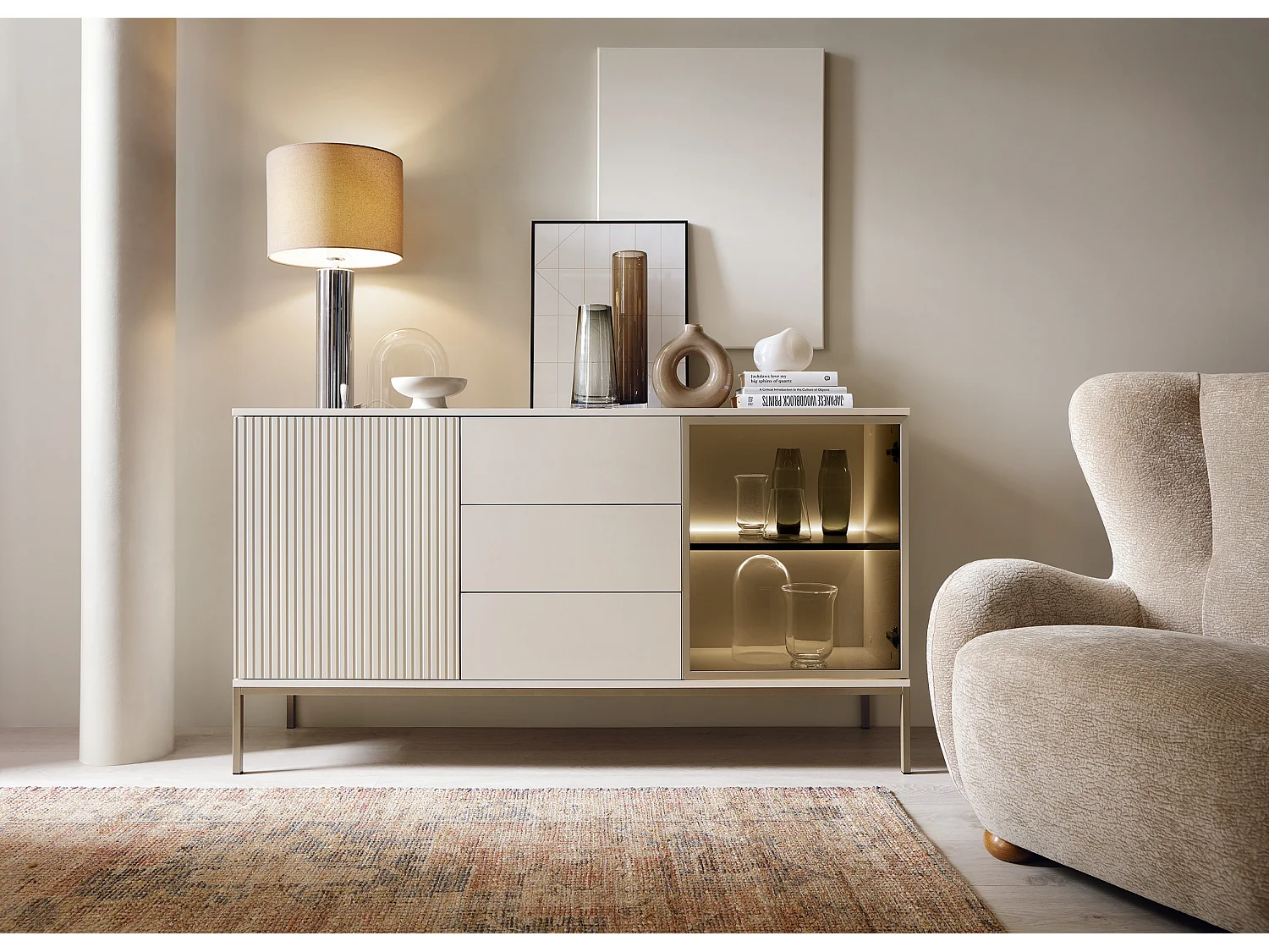 Commode large moderne et façade cannelée 154x83x39 cm, couleur Cachemire / Or