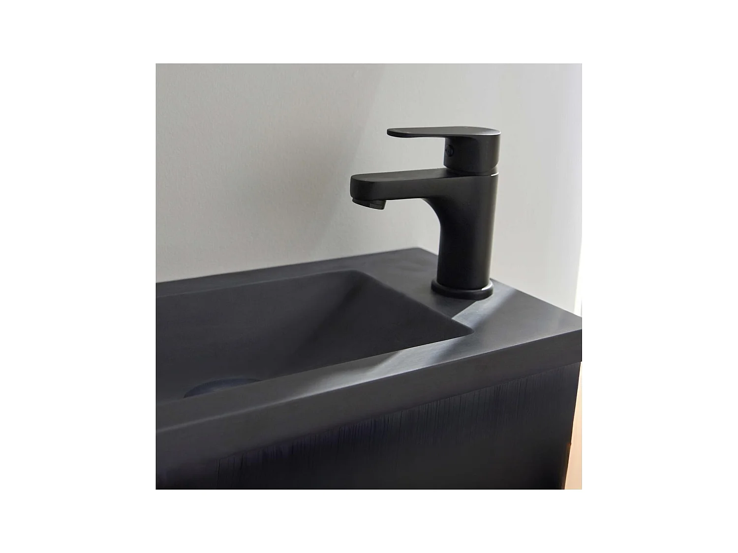 NOVA Waschbeckenset aus Metall und Holz mit schwarzem Wasserhahn und Spiegelablage