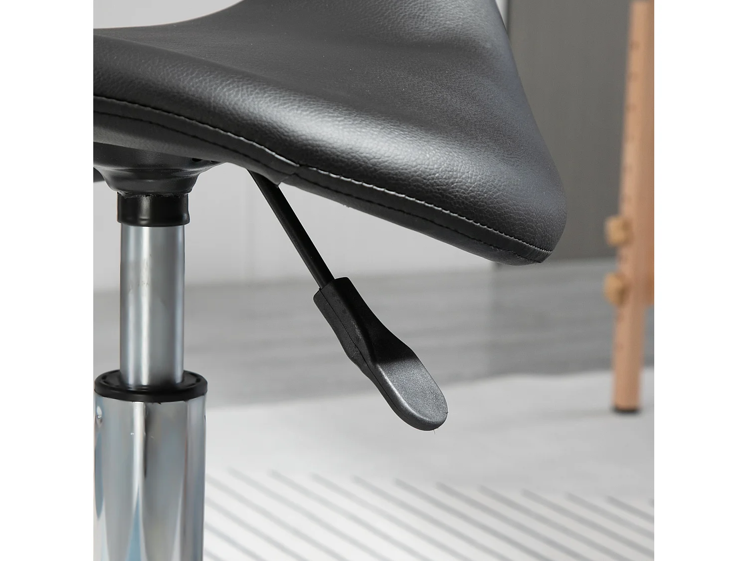 Sgabello imbottito con altezza regolabile e 5 rotelle nero