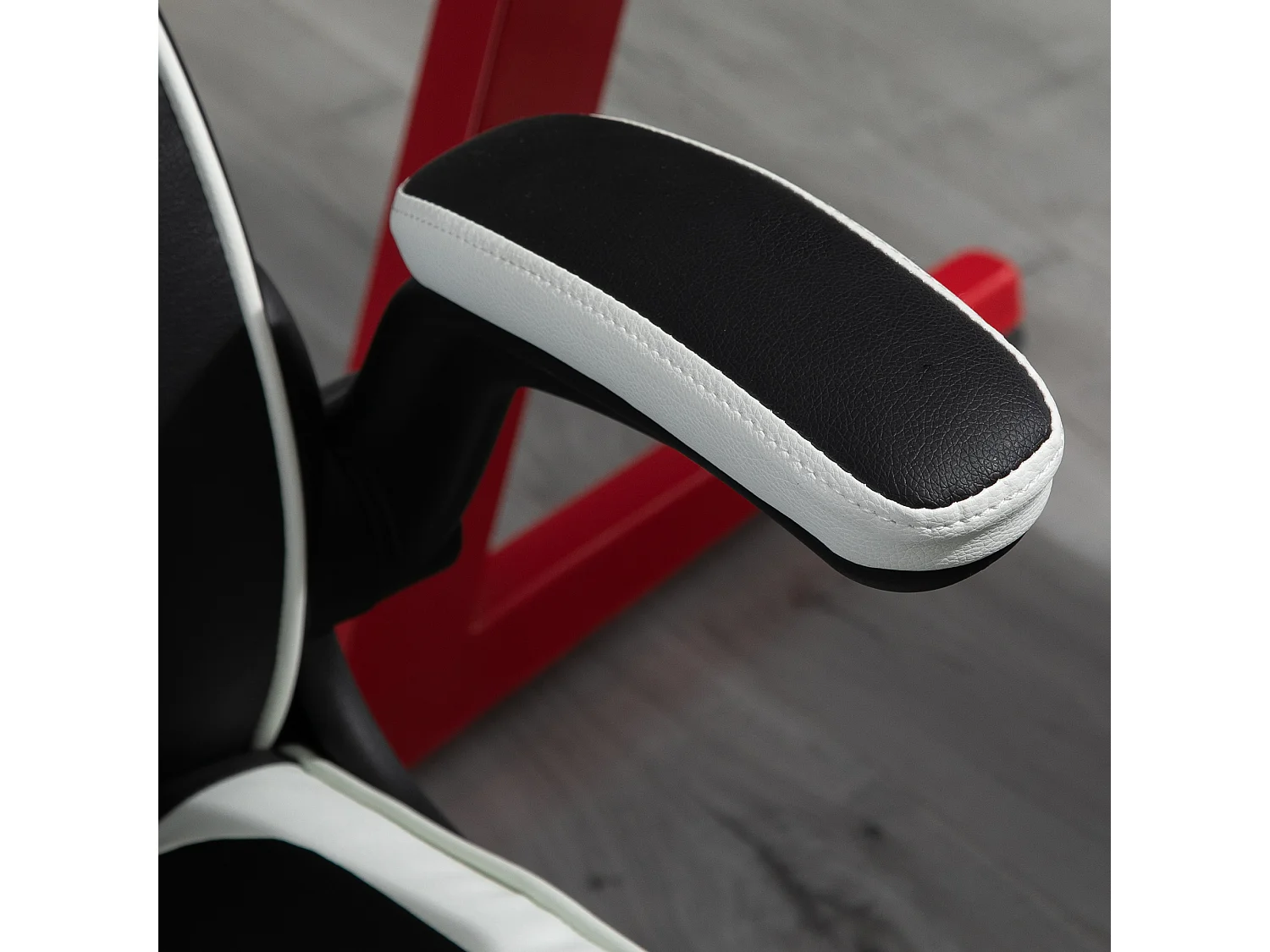 Sedia da gaming con altezza regolabile e braccioli pieghevoli