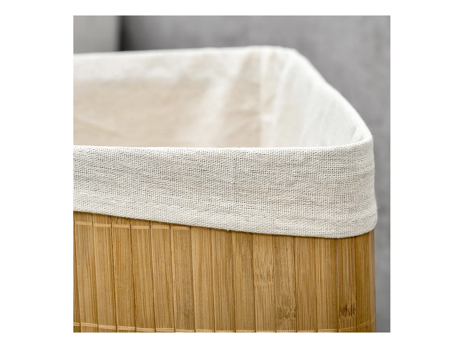 Cesto portabiancheria con coperchio triangolare in bambù color legno