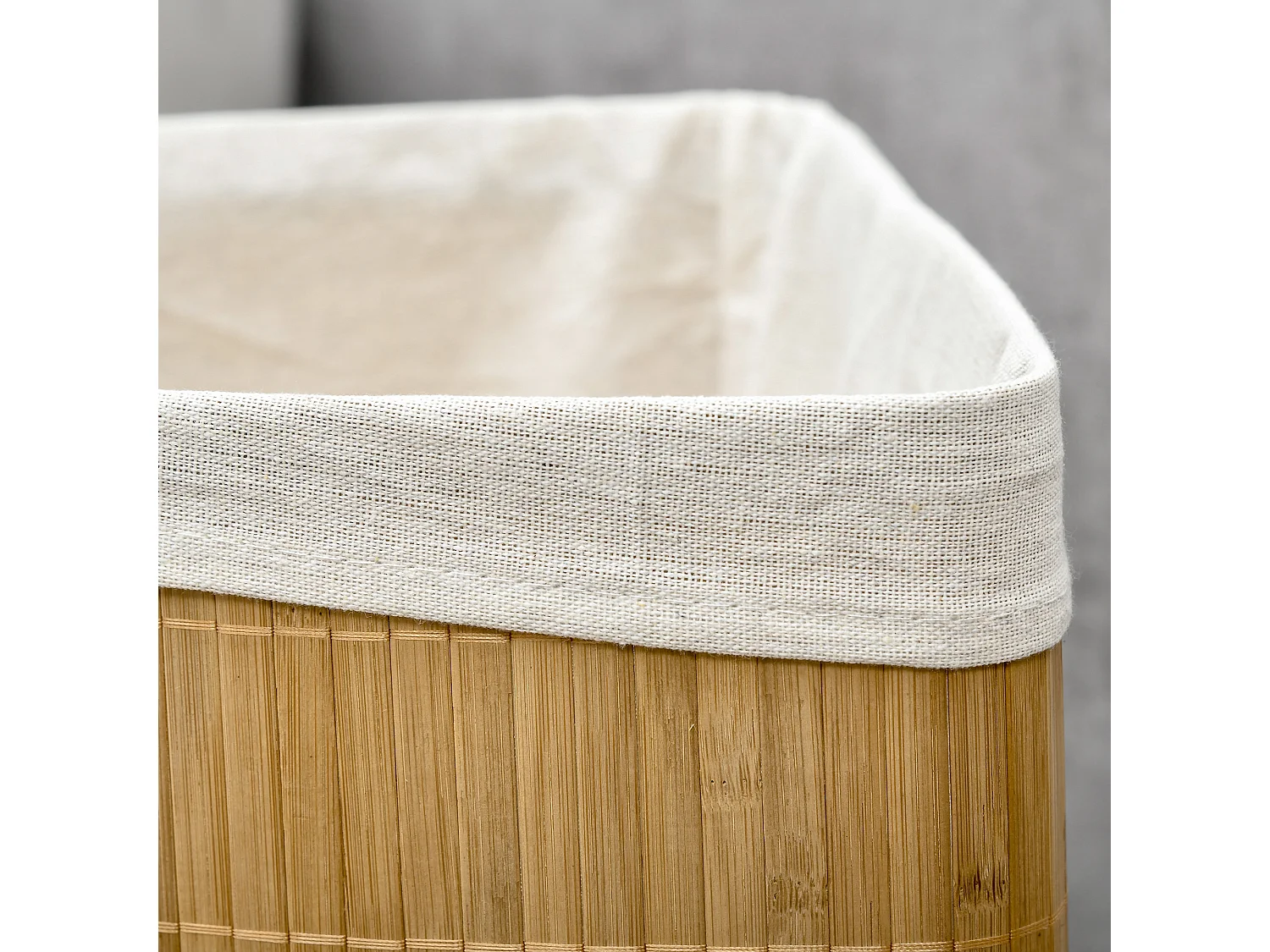 Cesto portabiancheria con coperchio triangolare in bambù color legno