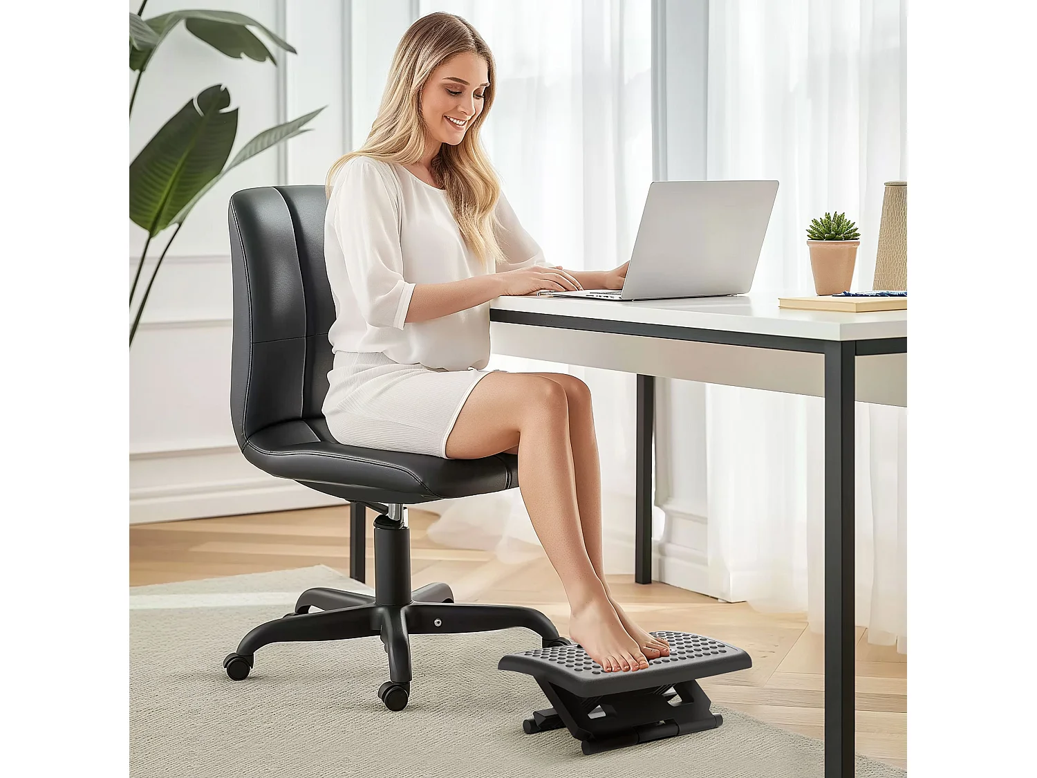 Poggiapiedi da scrivania regolabile massaggiante ed ergonomico nero