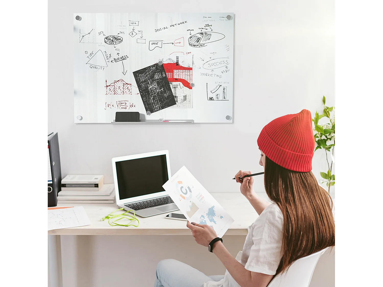 Lavagna in vetro bianca con 4 pennarelli e cancellino 90x60x0.4 cm