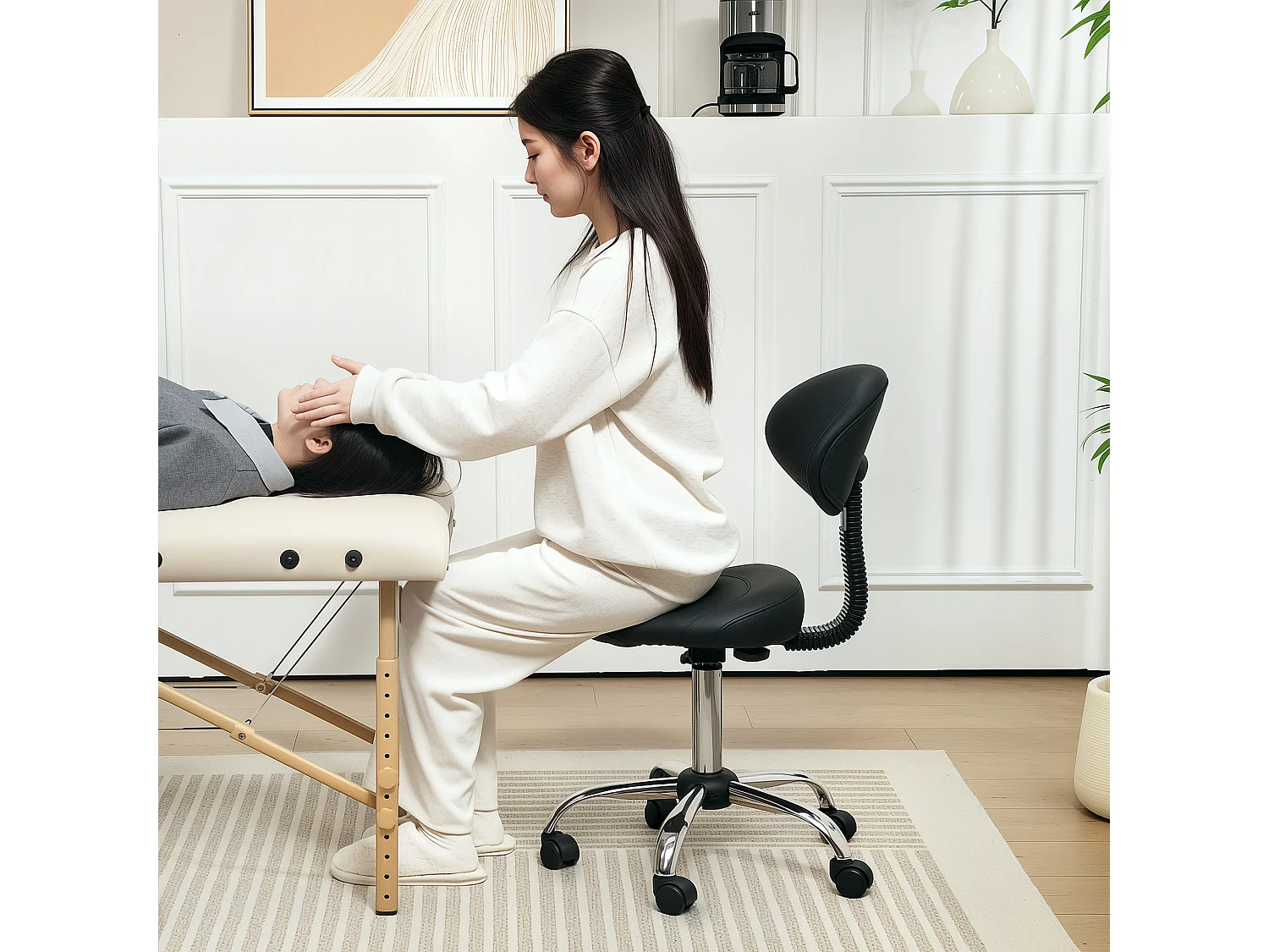 Sgabello per estetista con ruote e schienale in finta pelle nero