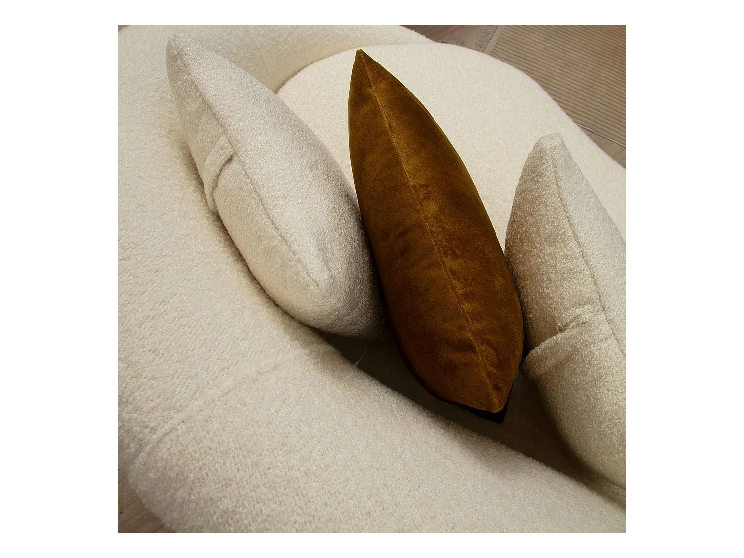 Canapé 4 places forme arrondie - écru, pieds dorés LUCCA