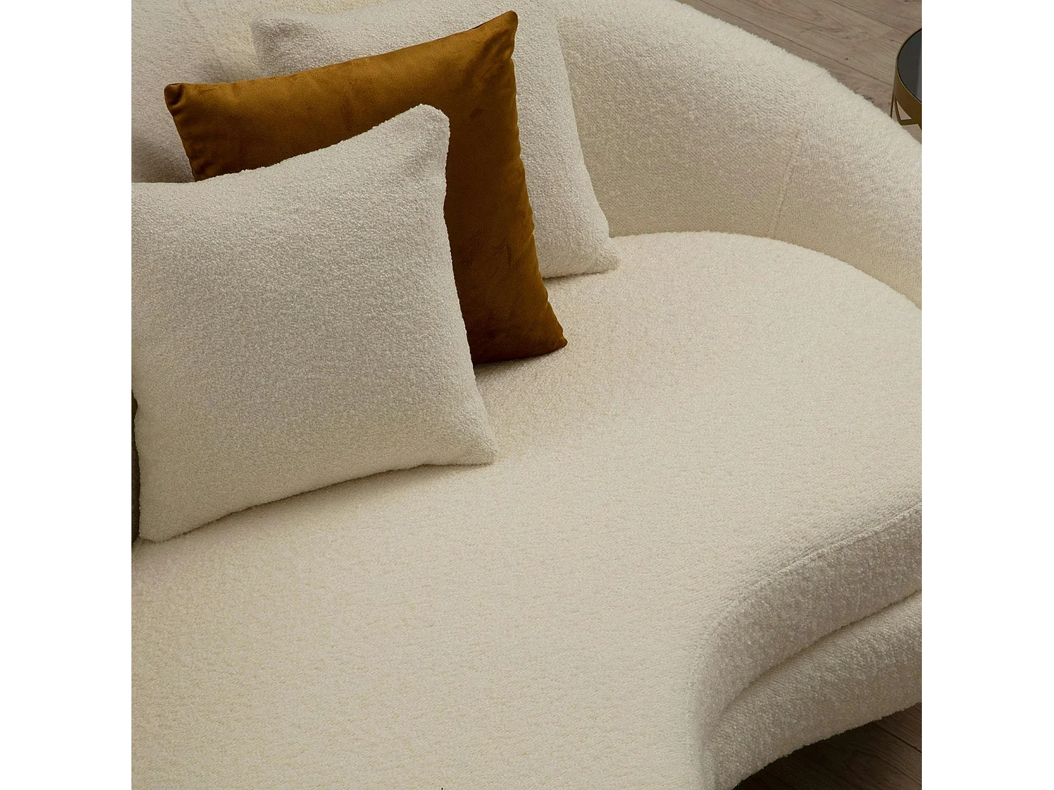 Canapé 4 places forme arrondie - écru, pieds dorés LUCCA