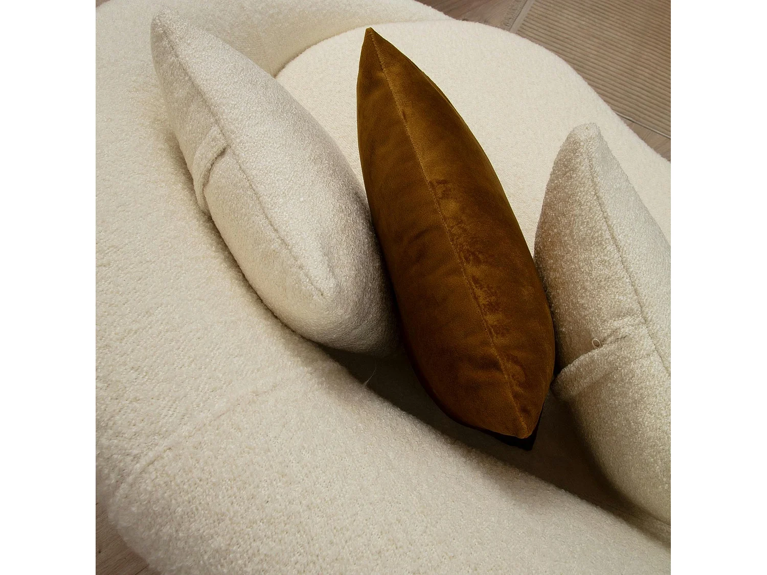 Canapé 4 places forme arrondie - écru, pieds dorés LUCCA