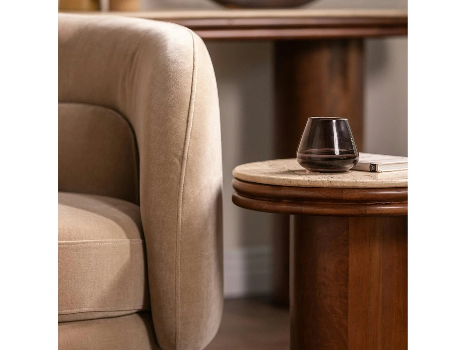 Canapé en velours marron clair DERBY