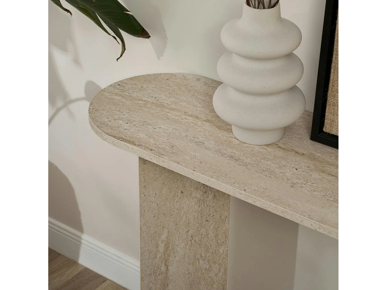Console de salon ovale effet travertin - pieds en V MARFA