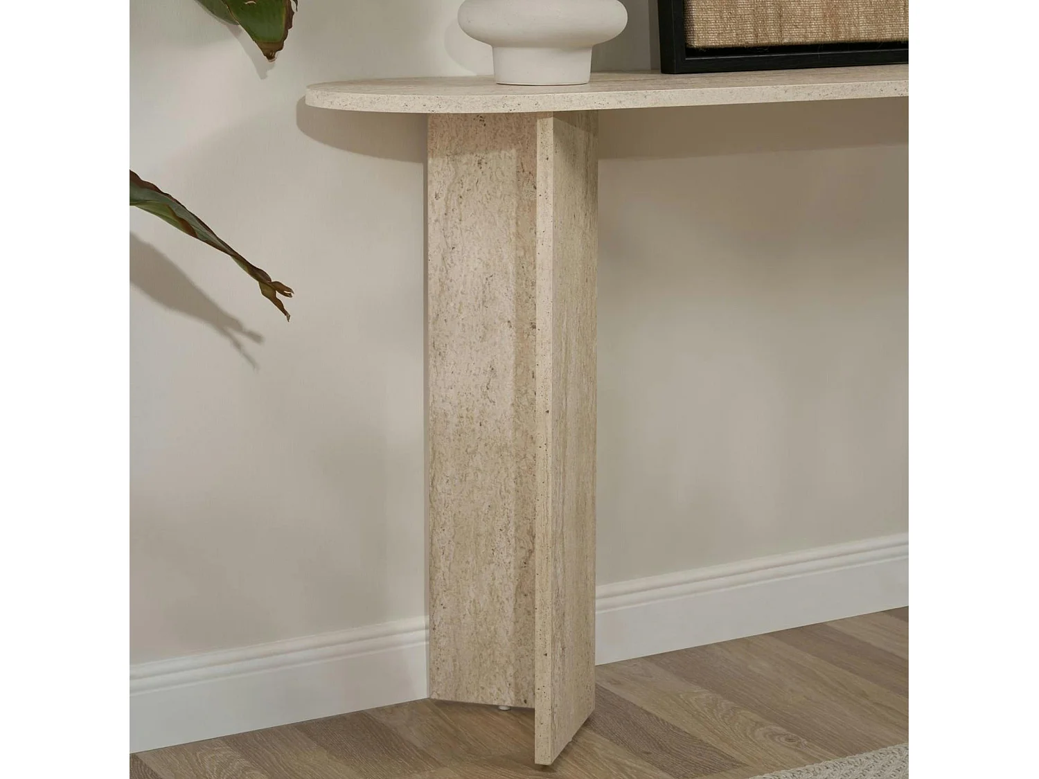 Console de salon ovale effet travertin - pieds en V MARFA