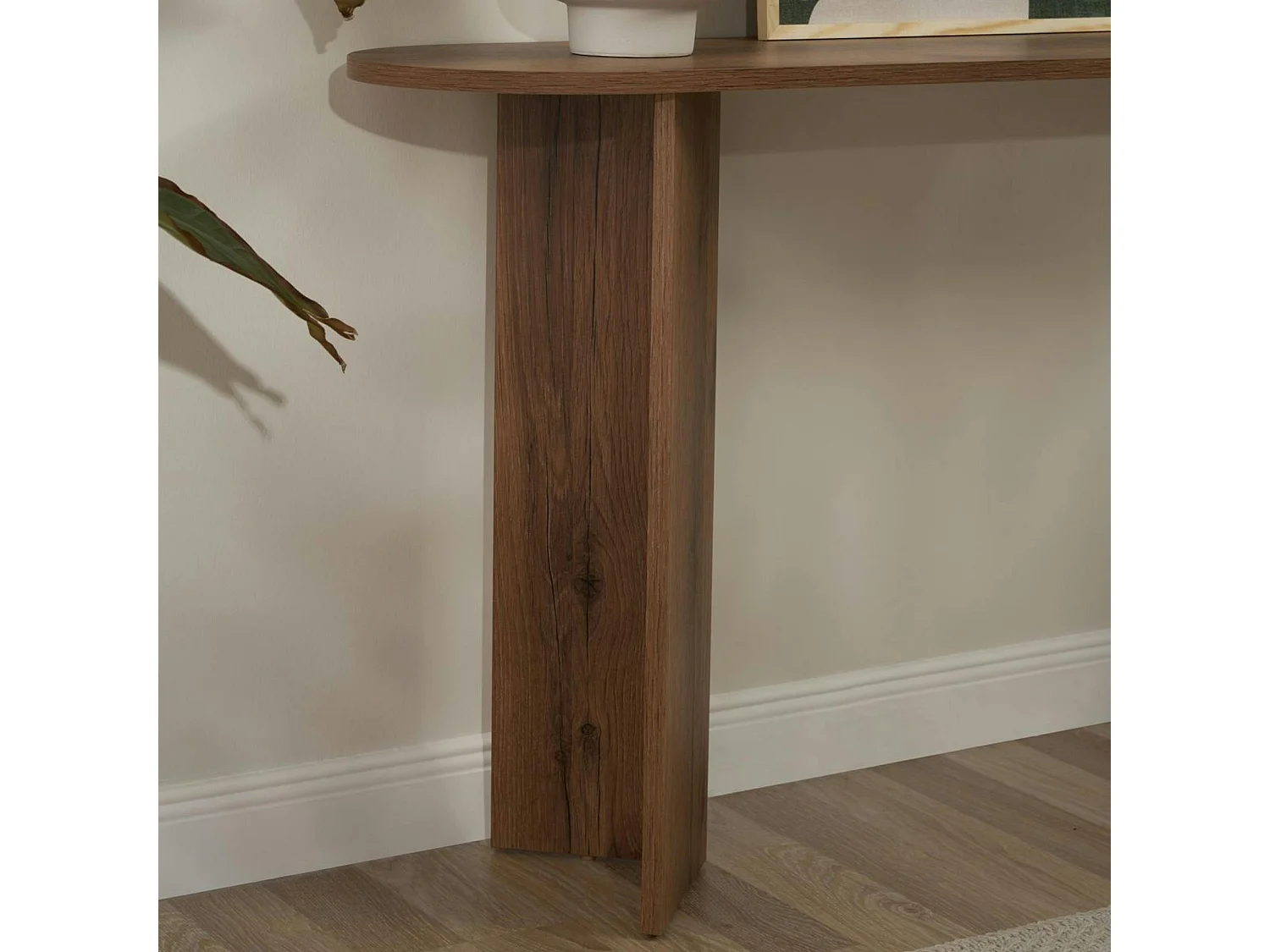 Console de salon ovale effet noyer clair - pieds en V MARFA