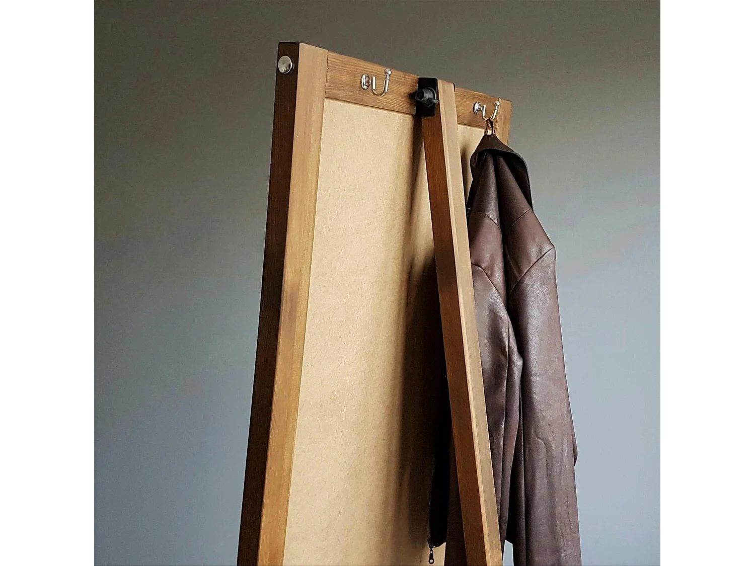 Miroir vertical sur pied - bois brun, 2 crochets HILO