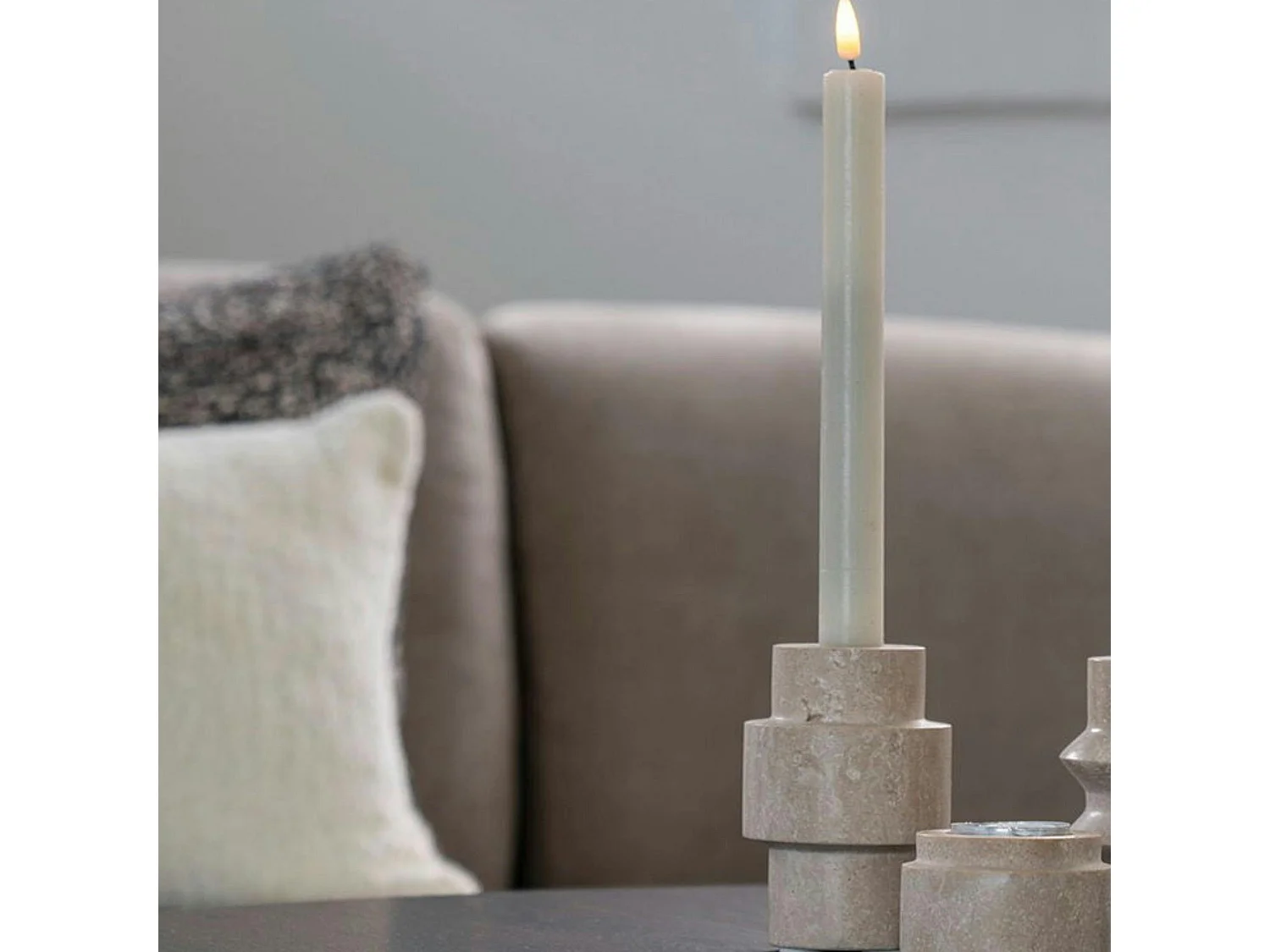 Bougeoir en travertin naturel - forme totem moderne et minimaliste