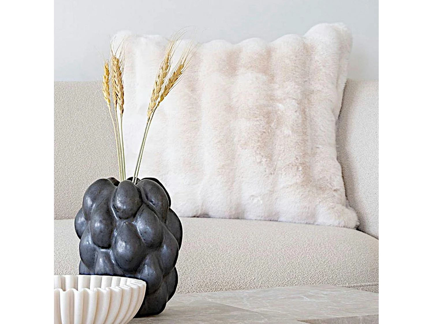 Coussin en fausse fourrure blanche BRUGES