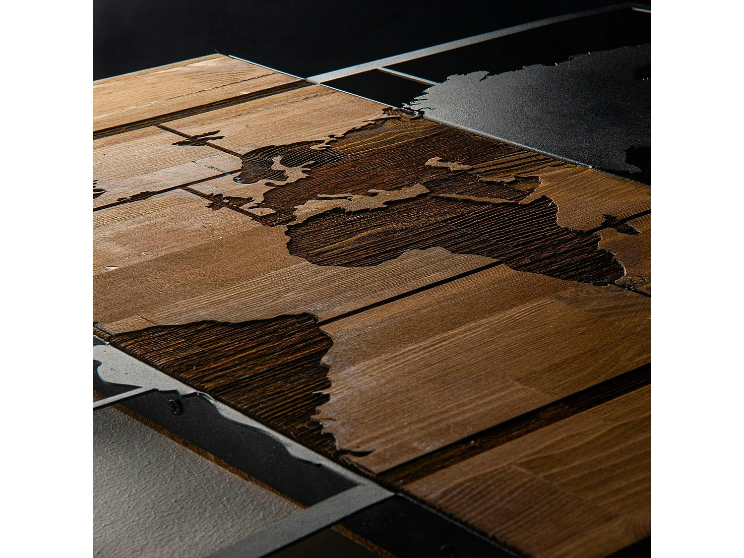 Décoration murale en métal et bois – planisphère