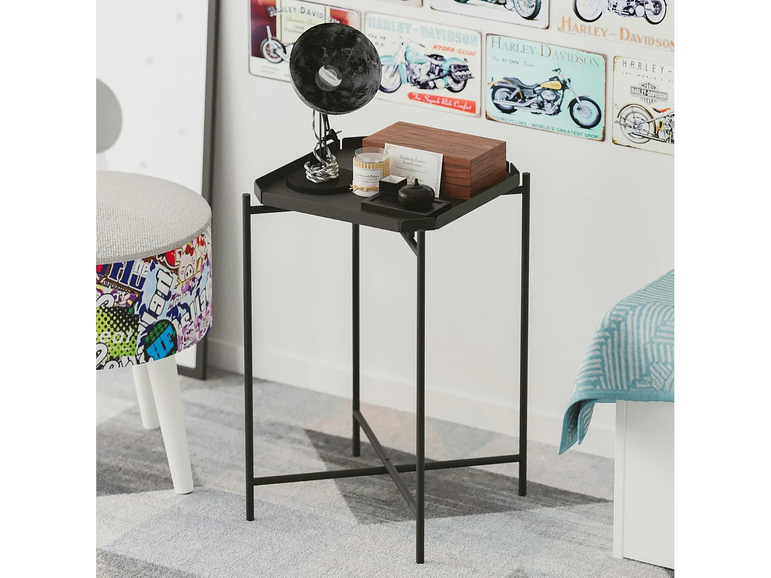 Petite table d’appoint noire carrée, pieds croisés SFAX