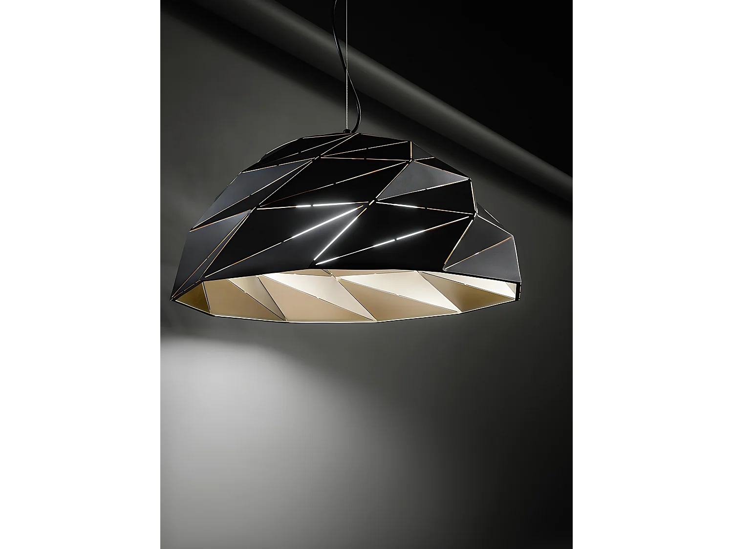 Candeeiro de Suspensão em Metal 3 Luzes E27 Cor Preto e Ouro, Design Moderno com Altura Ajustável, Diâmetro 56 cm, 10S46624 NOR - Perenz de Itália