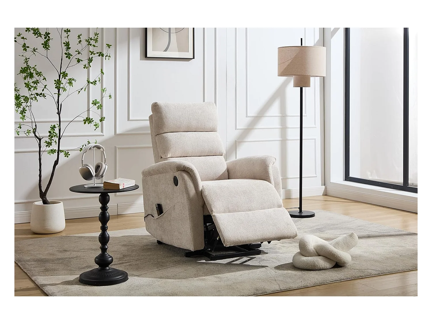Sillón Relax con Función Auto-Ayuda y reclinación eléctrica. Conexión USB/USB-C, Beige