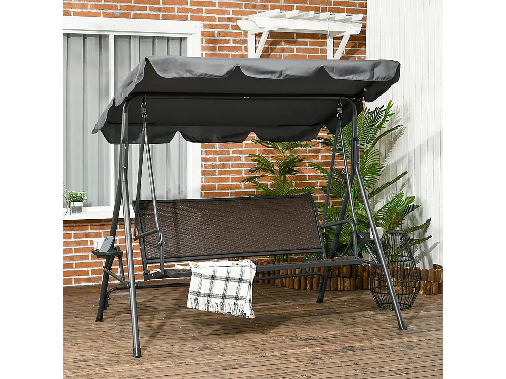 Trois balançoires de jardin avec auvent à inclinaison réglable, équipées d'un porte-gobelet et d'un plateau, et d'un dossier ergonomique.