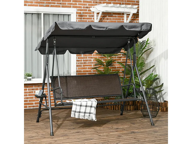 Trois balançoires de jardin avec auvent à inclinaison réglable, équipées d'un porte-gobelet et d'un plateau, et d'un dossier ergonomique.