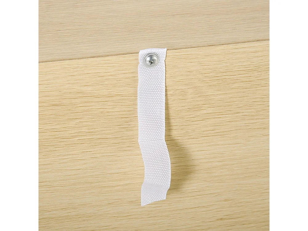 Table de chevet avec tiroirs et étagères, en rotin tressé, dimensions : 40 L x 40 l x 48 H cm, aspect bois clair naturel.