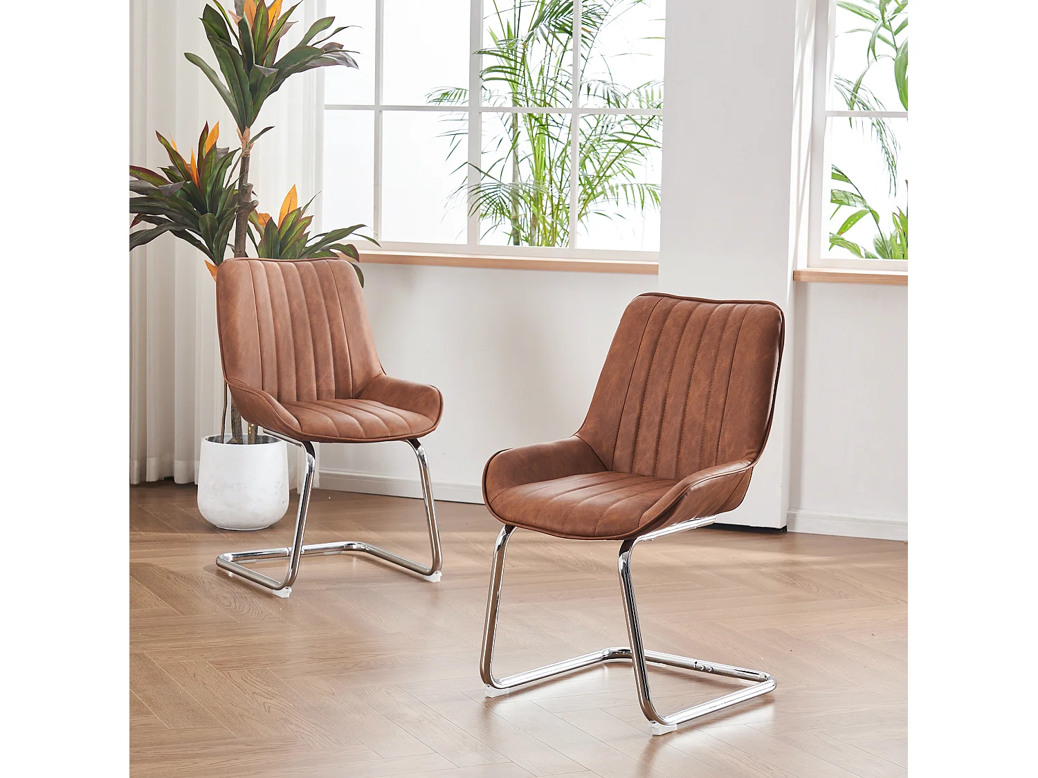 Restaurantstoelen in moderne middeleeuwse stijl, van kunstleer, set van twee, kleur bruin.