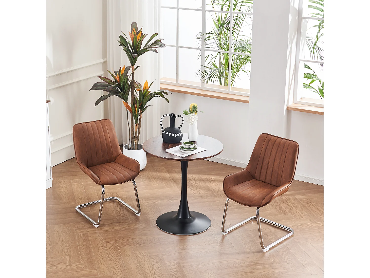 Restaurantstoelen in moderne middeleeuwse stijl, van kunstleer, set van twee, kleur bruin.