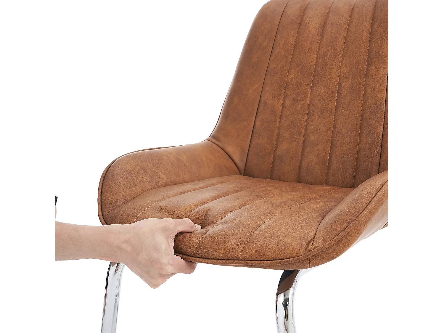 Restaurantstoelen in moderne middeleeuwse stijl, van kunstleer, set van twee, kleur bruin.