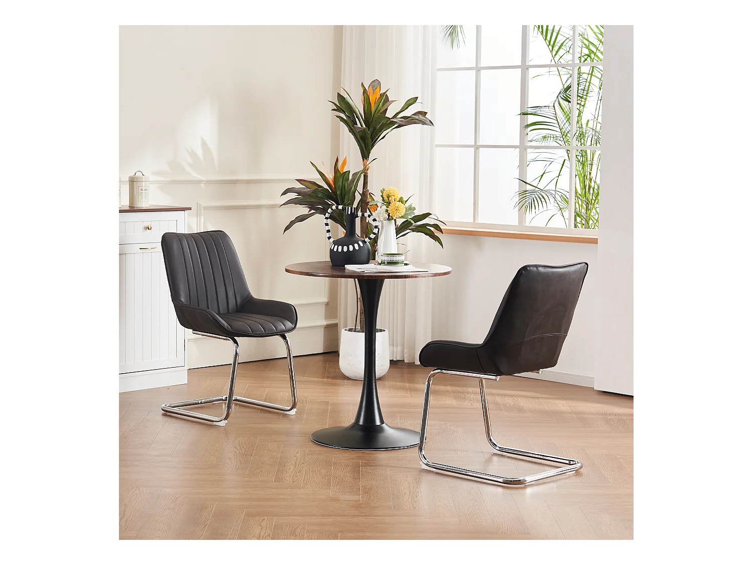 Eetkamerstoel in moderne middeleeuwse stijl, van kunstleer, set van twee, kleur zwart.