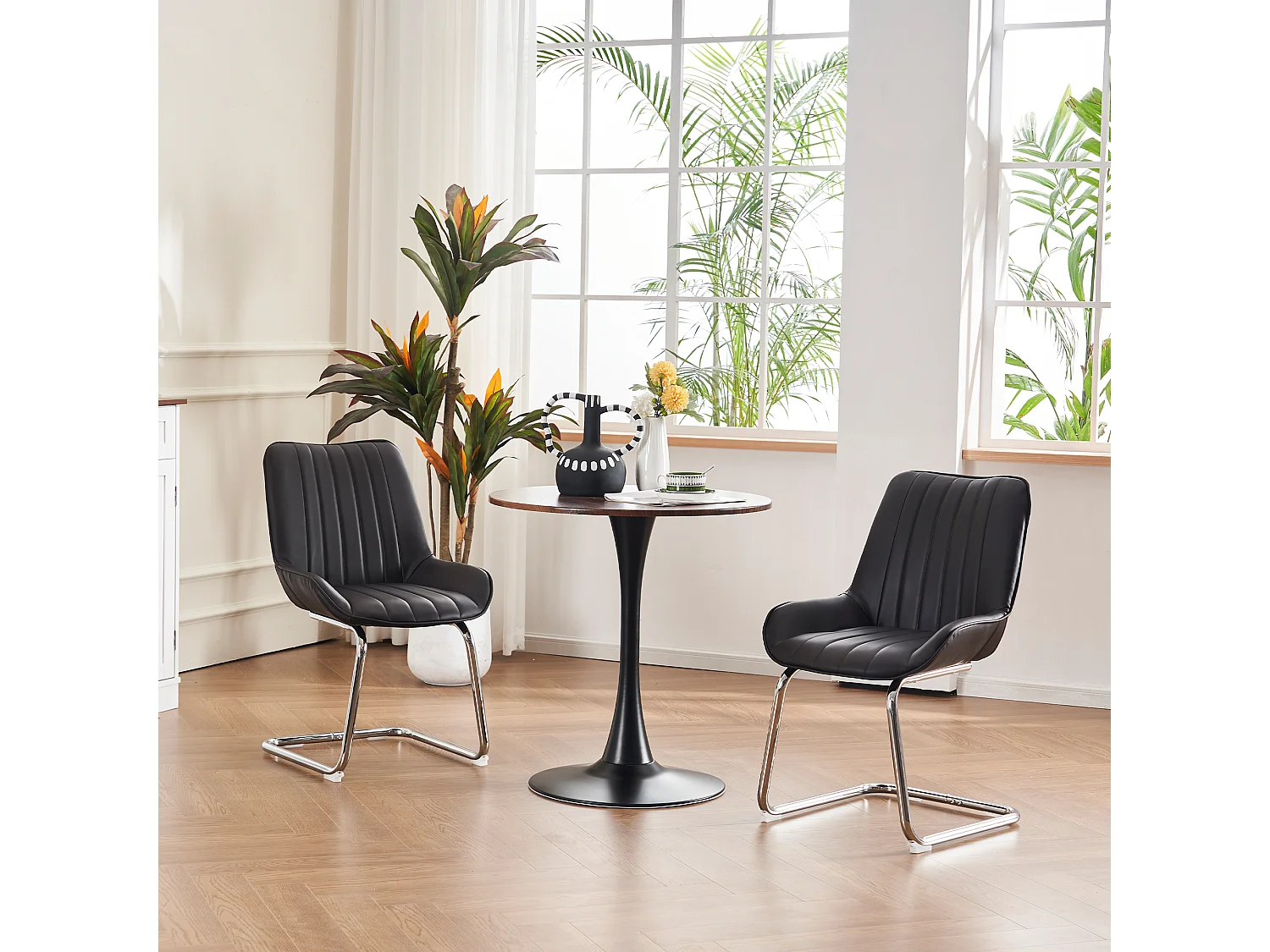 Chaise de salle à manger de style médiéval moderne, en cuir synthétique, lot de deux, couleur noire.