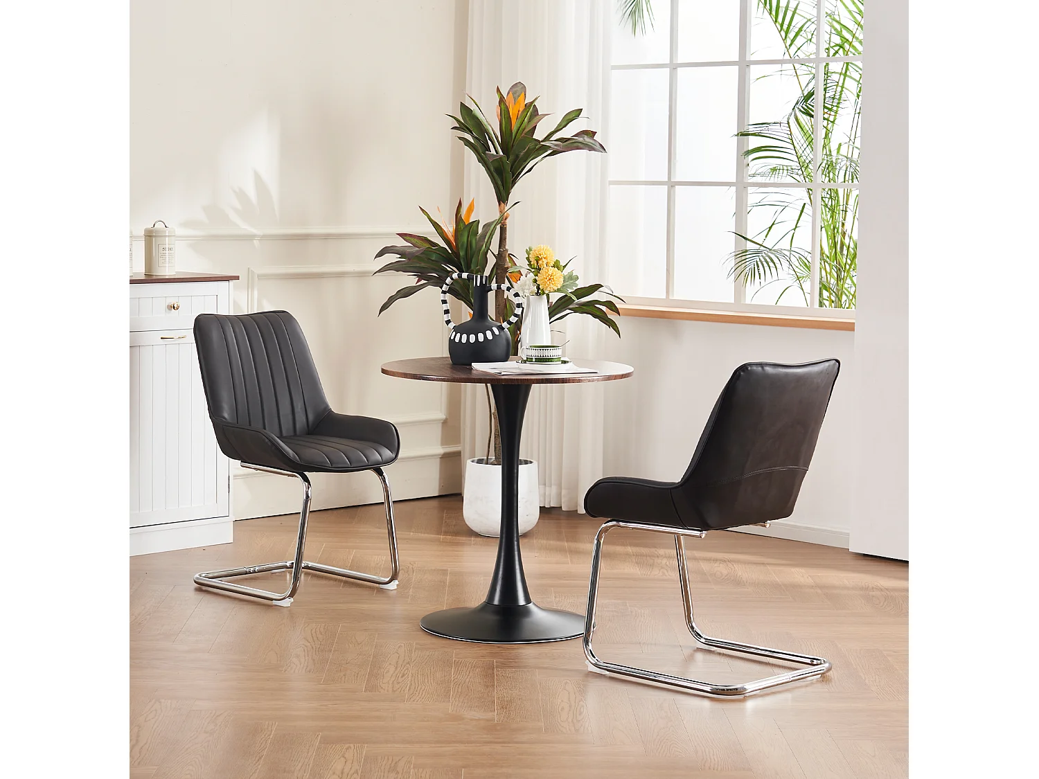 Chaise de salle à manger de style médiéval moderne, en cuir synthétique, lot de deux, couleur noire.