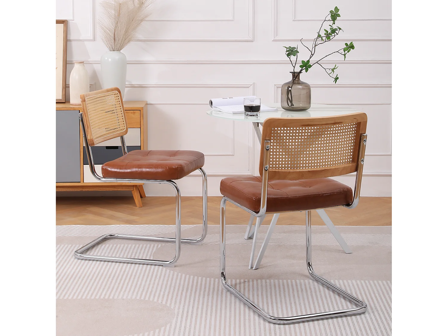 Un ensemble de 2 chaises de salle à manger en rotin, avec des coussins en simili cuir souple, un dossier en maille sans accoudoirs,  marron.