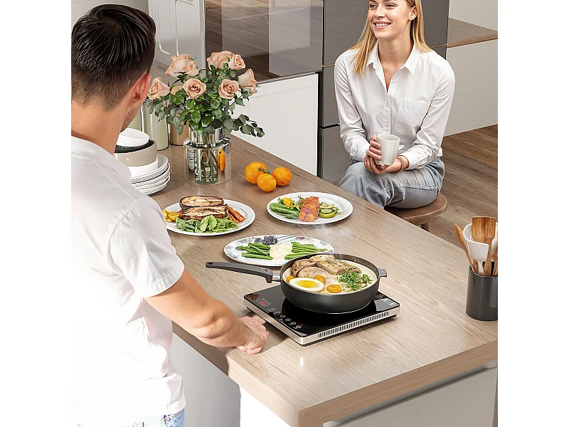 Piastra a induzione a potenza e temperatura regolabile nera