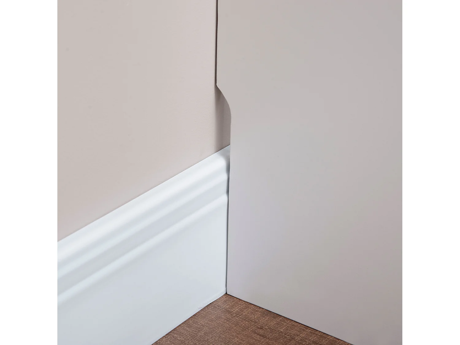 Copritermosifone a doghe per la casa in mdf e acciaio bianco