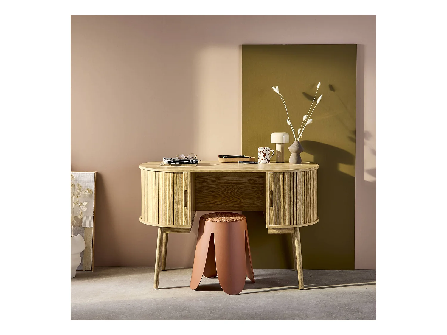 Bureau ovale décor bois rainuré avec deux espaces de rangement. L 120 x P 55 x H 77 cm