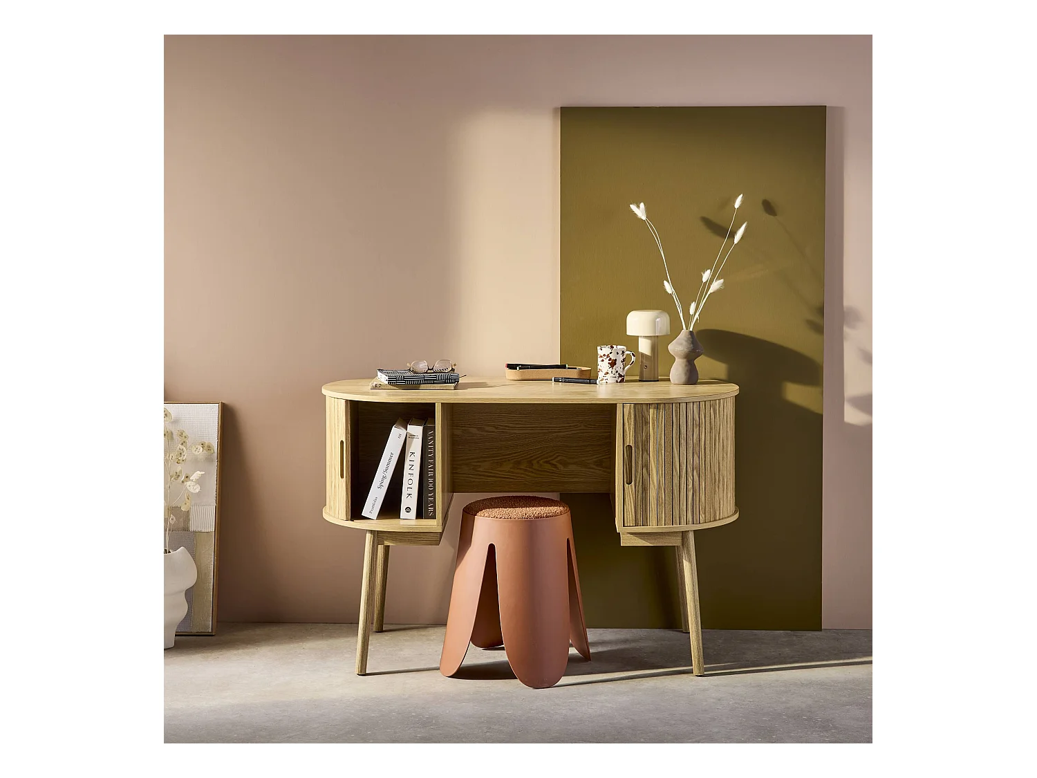 Bureau ovale décor bois rainuré avec deux espaces de rangement. L 120 x P 55 x H 77 cm